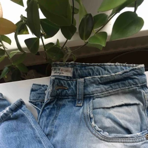 - Snygga distressed boyfriend jeans från Lindex. Använda 1 gång. Passar dig som är runt 160cm lång ❤️ Frakt: 70 kr