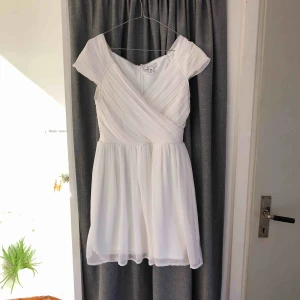  - Använd en gång, jättefint skick! Perfekt examensklänning.