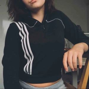  - Adidas sweatshirt  Storlek 140 På mig är den lite kortare! pga för liten storlek. Bra skick! Och rätt tjock. Fraktar (köpare står för frakt) Tar swish!💕