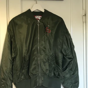  - Säljer min super coola bomber jacka från stay. Perfekt höst jacka🙂 Möts upp i Stockholm om frakt är aktuellt står köparen för den😉