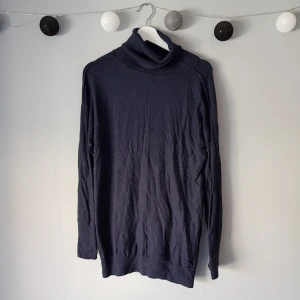  - Mörkblå stickad polotröja, använd endast 2 gånger. Storlekslappen bortklippt men är storleken Medium.