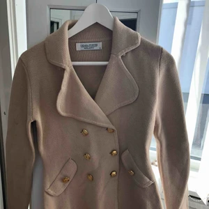  - Cool ”kappa”, liknande busnel. Varm och perfekt att använda som jacka under tidig höst eller som kofta under kallare tider. Aldrig använd. Pris ink frakt