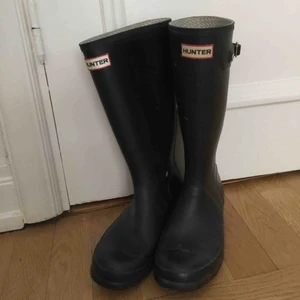  - Svarta hunters som blivit alldeles försmå.. Fraktkostnad tillkommer