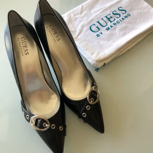  - Helt nya i svart färg säljes i storlek 37,5. Kan fraktas men köparen står för frakten rekommenderat (60kr). OBS/ ordinarie pris ca 1890kr 