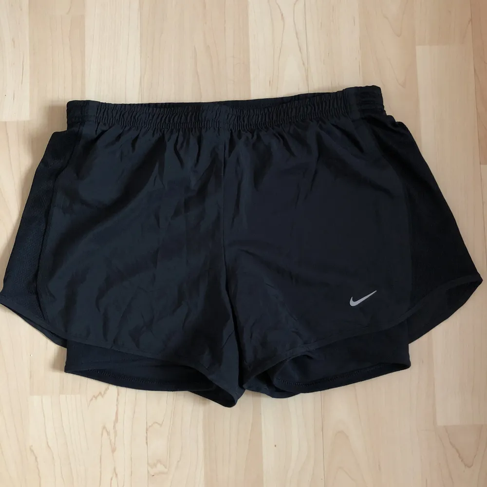 Helt nya oanvända Nike Running shorts med flex-tyg för bästa rörlighet. Sidopanelerna är perforerade och ger förbättrad ventilation. Blixtlåsficka baktill. Inköpta för 499kr. 🌿. Övrigt.
