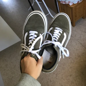  - olivegreen oldskool vans i jättebra skick! använd bara få gånger!   säljes pga inte används,   betalning via swish, 350kr där frakt ingår i priset! original pris 649kr