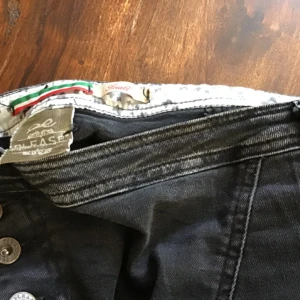  - Svarta Please jeans i storlek S med mycket stretch i .