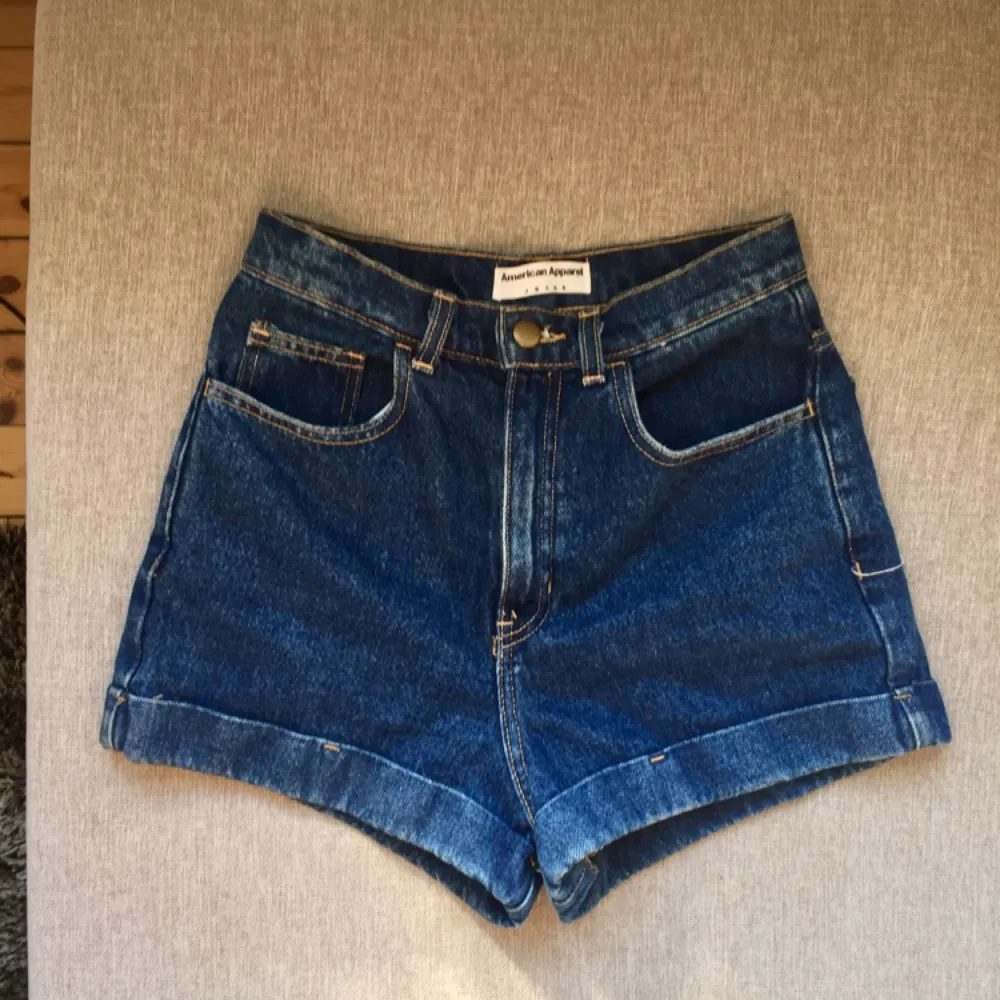 Supersnygga jeans shorts från American Apparel! Det står 27 men de är snarare 25/26!✨💫. Shorts.