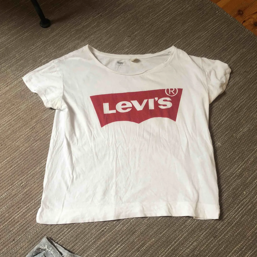 Levis T-shirt i ”boyfriend” stil (alltså lite större och inte tajt) med slitsar på sidorna. Använd ca 10 ggr.   Säljes då jag ej använder den längre. T-shirts.