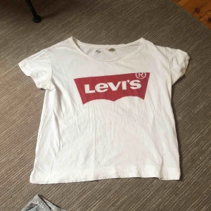  - Levis T-shirt i ”boyfriend” stil (alltså lite större och inte tajt) med slitsar på sidorna. Använd ca 10 ggr.   Säljes då jag ej använder den längre