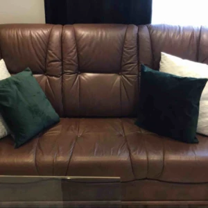  - Soffgrupp med äkta skinn. Ingår tre soffor, alla med tre sits modell. Bra skick. Om du är intresserad meddela mig och skriv intresserad så ja vet. Tel 0760775713