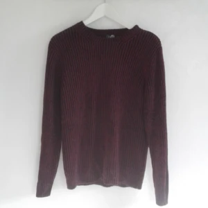  - Stickad tröja från Cheap Monday, använd enstaka gånger så i väldigt fint skick! Supermysig och varm tröja.  Säljes då den inte används och mest har hängt i garderoben.  Pris 100kr, kan skickas om köparen står för frakten. Betalas med swish.