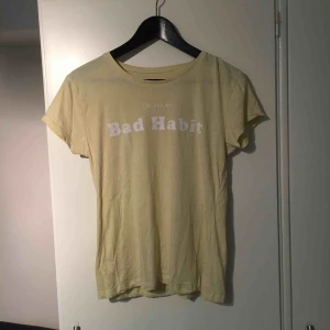  - Helt oanvänd t shirt, bara legat i garderoben.  Köparen står för frakt