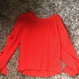  - Superfin oversized stickad tröja från Gina Tricot. Passar de flesta till storleken beroende på hur man vill att den ska sitta. Knappt använd, köpt förra vintern!