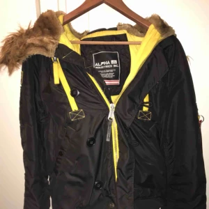  - Alpha industries jacka använd 1 vinter i storlek medium nypris: 2900