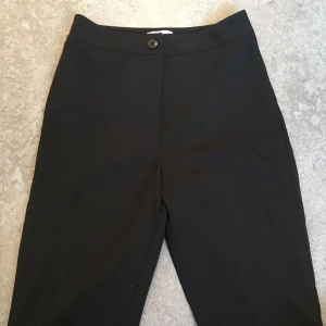  - Snygga stilrena kostymbyxor från weekday, med dragkedja längst ner på benen. Använda en gång. Nypris var 400 eller 500 kr.