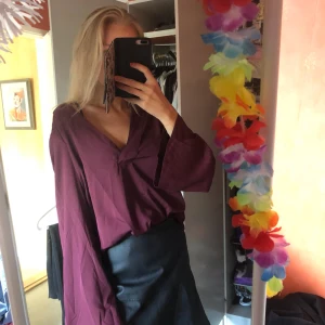  - Vacker blus, helt NY! Lappar kvar🌸 strl 38. Vinröd färg. Skönt mjukt material, vackra ärmar och V-ringning. Frakt; 36kr