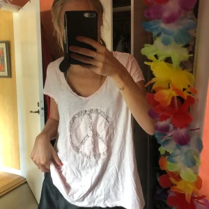  - T-shirt från kappahl, ljusrosa och superskön. Strl 44/46 men passar M/L. 