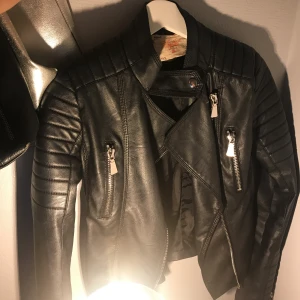  - Chiquelles ikoniska moto jacket! Superfint skick, endast ett hål i innertyget på jackan som varken syns eller känns. Suuuuperfin men har alldeles för många jackor!, sitter som en 26.