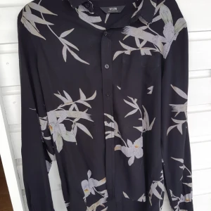  - Mönstrad mörk shorta från NEUW. Viskose material