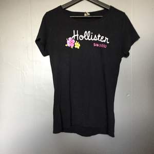 Svart t-shirt från Hollister med tryck på framsidan. Tröjan är i storlek L för att jag ville ha den oversized. Jag säljer den för att jag inte använder den. 🌻 köparen betalar frakten