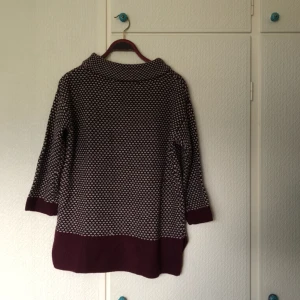  - Stickad tröja, storlek S. Har själv aldrig använt den, men den är köpt här på Plick. Det har gått upp en maska (se bild 2), men jag skulle inte säga att det syns så mycket - går nog dessutom att fixa. Pris + frakt, som köparen står för!