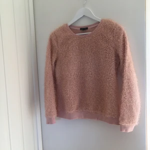  - Jättemysig tröja från New yorker. I storlek s. Använt ett par gånger i vintras. 