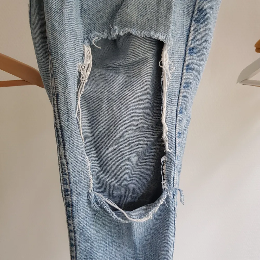 Skitsnygga vintage Lee mom jeans med hål på båda knäna . Frakt tillkommer. Jeans & Byxor.