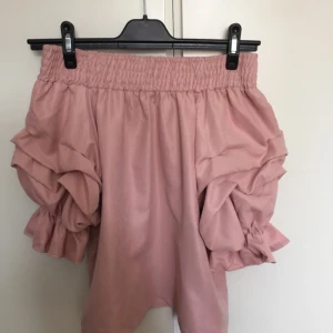  - Ljusrosa off-shoulder tröja