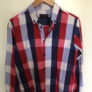  - Tommy hilfiger skjorta, lite i storleken så säger att det passar bättre till nån med storleken M-L