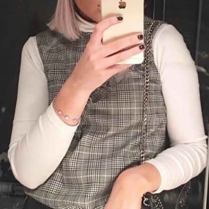  - Snygg ”tröja” från zara med populärt mönster. Snygg att ha över en polotröja som jag har på denna bild. 