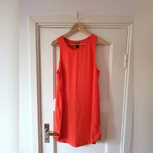  - Orange klänning 