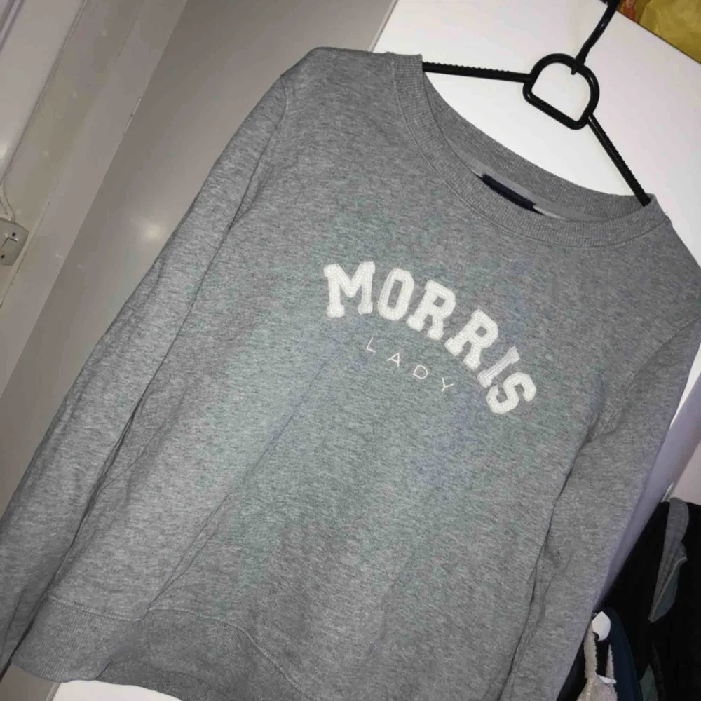 Grå Morris tröja i väldigt bra skick som knappt är använd. Säljer för 400kr + frakt då den är i nyskick. Hoodies.