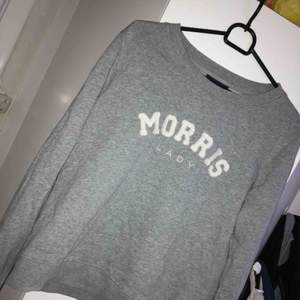 Grå Morris tröja i väldigt bra skick som knappt är använd. Säljer för 400kr + frakt då den är i nyskick