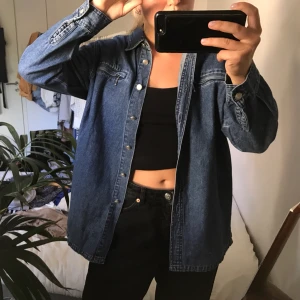  - Snygg jeansskjorta av märket OLÉ i storlek S. I toppskick!