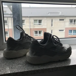  - Ett par Nike skor i storleken 40 men dom passar 39. Jag har 39 och dom passade galant. Säljer dom för använder dom aldrig längre, frakt ingår i priset:)