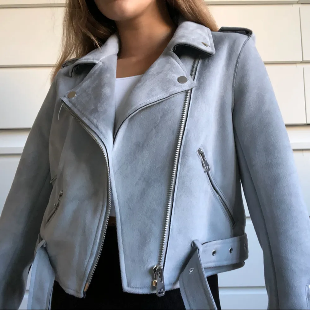 Perfekta höst och vår jackan med mocka imitation från Zara i en jätte fin ljusblå färg🍀använd max 2 ggr eftersom den är för stor för mig⚜️ pris kan diskuteras vid snabb affär och köparen står för frakten❕. Jackor.