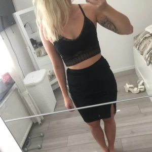  - Snygg kjol i sammet! Aldrig använd pga blivit för stor, prislapp kvar☺️ köparen står för frakten. 