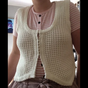  - en vit stickad väst från lindex, är i fint skick och bara använd av mig en gång men den inköptes på en secondhand. frakten står köparen för.