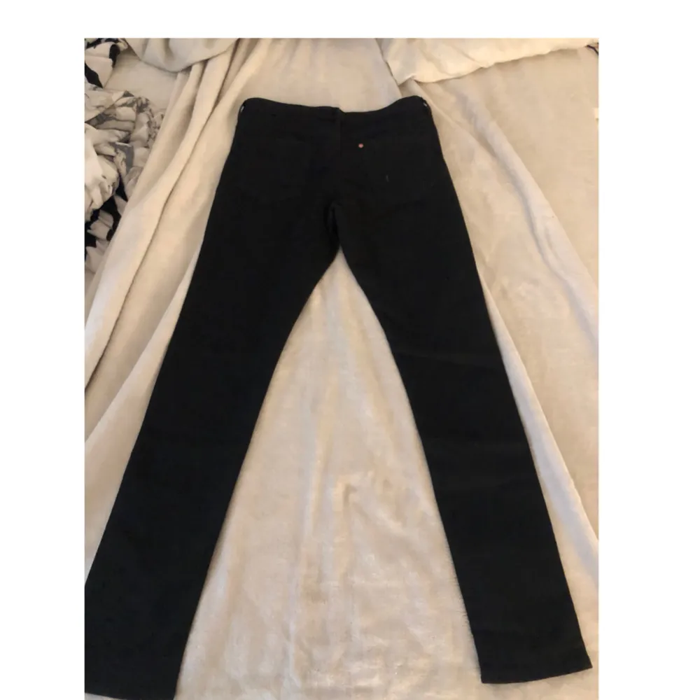 Ett par väldigt sköna skinny jeans från hm! Använda max 2 gånger. I storlek 170 och väldigt stretchiga, bra kvalite. Frakt kan diskuteras:) normalt pris 199kr. Dom är helt normal midjehöjd. Jeans & Byxor.