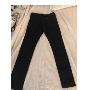  - Ett par väldigt sköna skinny jeans från hm! Använda max 2 gånger. I storlek 170 och väldigt stretchiga, bra kvalite. Frakt kan diskuteras:) normalt pris 199kr. Dom är helt normal midjehöjd