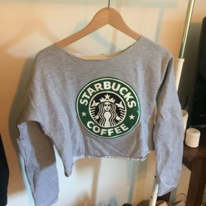  - Magtröja med starbucks loggan på. Inte riktigt en magtröja men en lite kortare modell. Köpt i London. Säljs pga ingen användning av den. 