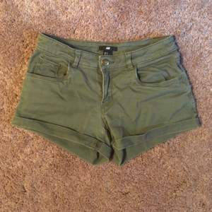 Militärgröna shorts, knappt använda