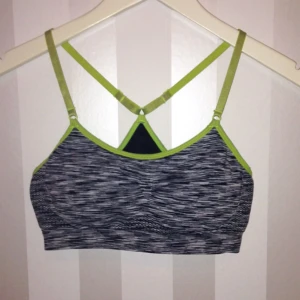  - Sport-bh från H&M i storlek XS men passar såväl en S också!  Mycket sparsamt använd och är därför i gott skick!  Finns kuddar i som är in- och- uttagbara.  🌸Köparen står för fraktkostnaden🌸