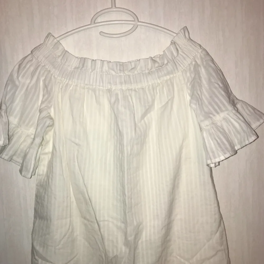 Drömmig vit off-shoulder-klänning med volanger från River Island. Köpte den för 400 kr till studenten men tyvärr var den lite för liten för mig. Prislapp sitter kvar så den är aldrig använd, endast provad. Frakten är inräknad i priset. 💐. Klänningar.