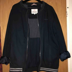  - En mörkblå jacka från Emmaus använd 6 gånger, storlek XL men sitter mer som M/L, 120 kr + frakten( bruka lika på 55/58 kr)🌹