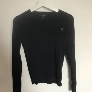  - Kabelstickad gant tröja i storlek S, frakt 45kr