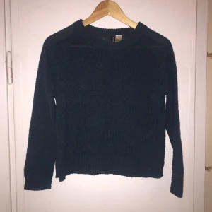  - Grön”mossig” stickad tröja. Bra skick!  Storlek: XS men fungerar även för S. Möts upp i Sthlm alternativt fraktar då köpare står för extra kostnad.