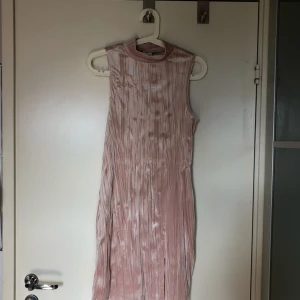  - Ljusrosa klänning i sammet. Liten slits. Har tyvärr aldrig fått någon användning av den, prislappen är kvar. Bra skick o kvalité! 