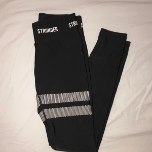  - Träningstights från stronger. Knappt använda, säljer pga för liten storlek. Köpare står för frakt.